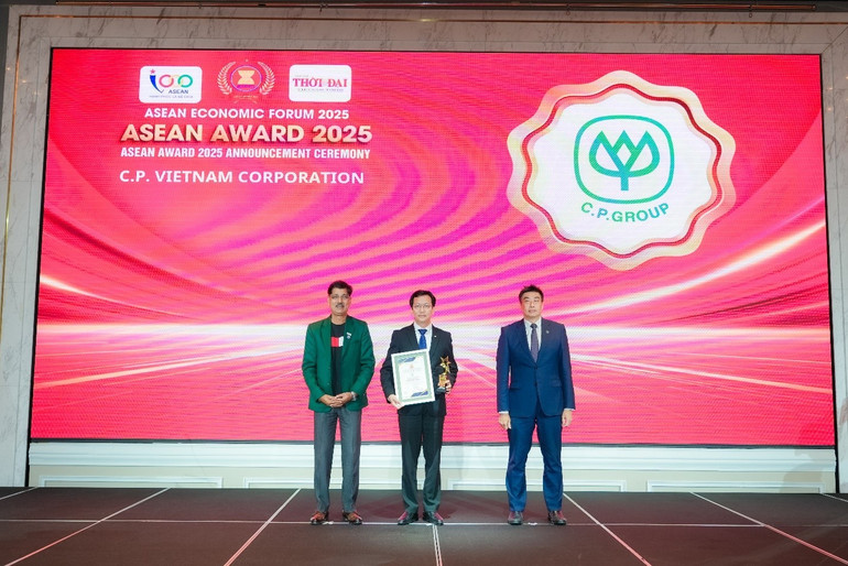 Đại diện C.P. Việt Nam, ông Vũ Anh Tuấn - Phó Tổng Giám đốc Cấp cao đã nhận Giải thưởng “Top 10 thương hiệu Tăng trưởng Xanh ASEAN” 22-8-2.jpg