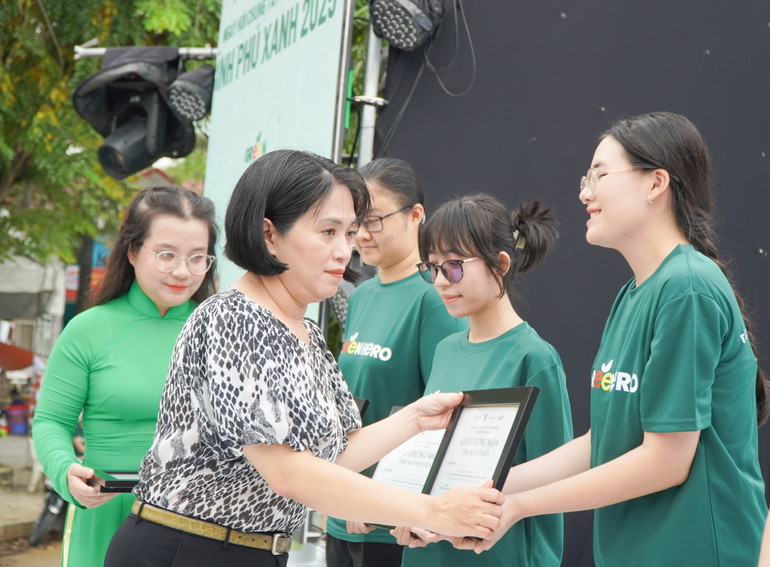 Ban tổ chức tuyên dương các cá nhân có nhiều đóng góp tích cực trong tuyên truyền về bảo vệ môi trường. 907ab9137b5ef700ae4f.jpg