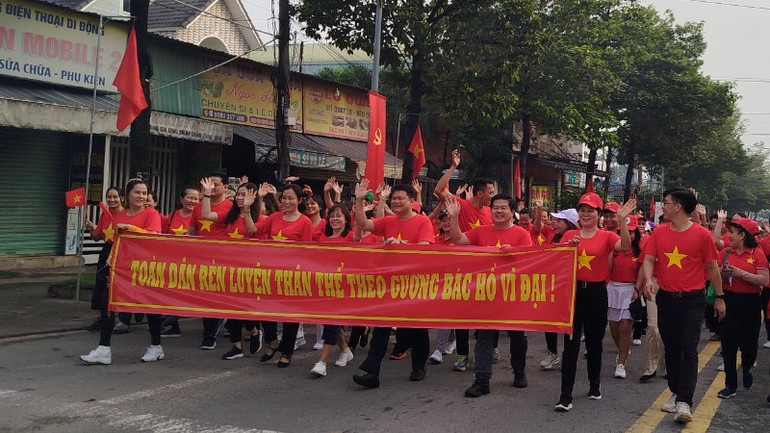 Người dân phường Tân Đông Hiệp tham gia chương trình đi bộ (Ảnh: TRỊNH BÌNH) q1-7182.jpg
