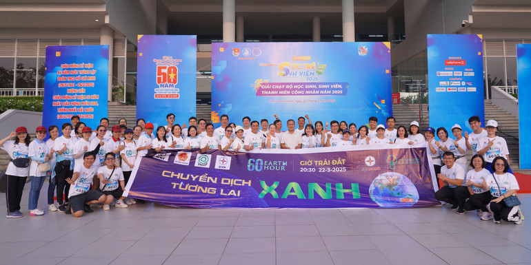 Người dân thành phố tham gia các hoạt động chung tay bảo vệ môi trường và tiết kiệm năng lượng trong chương trình Giờ Trái đất 2025. 2-1.jpg