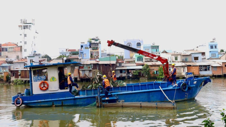 Công nhân triển khai các công đoạn để thi công các gói thầu của dự án. z6901948653937-9009cb15272d539e9ffab92ca6a88b43-2933.jpg