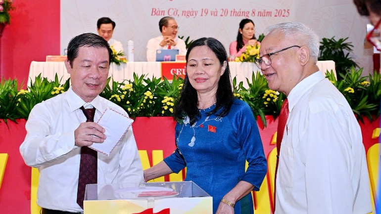 Các đại biểu dự Đại hội ủng hộ nhân dân và chính quyền các địa phương các tỉnh miền bắc, Bắc Trung Bộ gặp bão lũ. son-1115-copy-7709.jpg