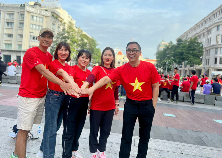 Nhiều người tranh thủ check-in trong trang phục áo đỏ sao vàng khi tham gia chương trình (Ảnh: QUANG QUÝ) z6911881876384-c1a62c3ebbd9da026a29b7323972d3a9.jpg