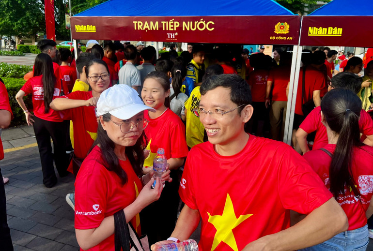 Nhiều người tranh thủ tiếp nước để hoàn thành cung đường Ban tổ chức đề ra (Ảnh: QUANG QUÝ) z6911881763958-a233ad5ee916123f371b68272e686775.jpg