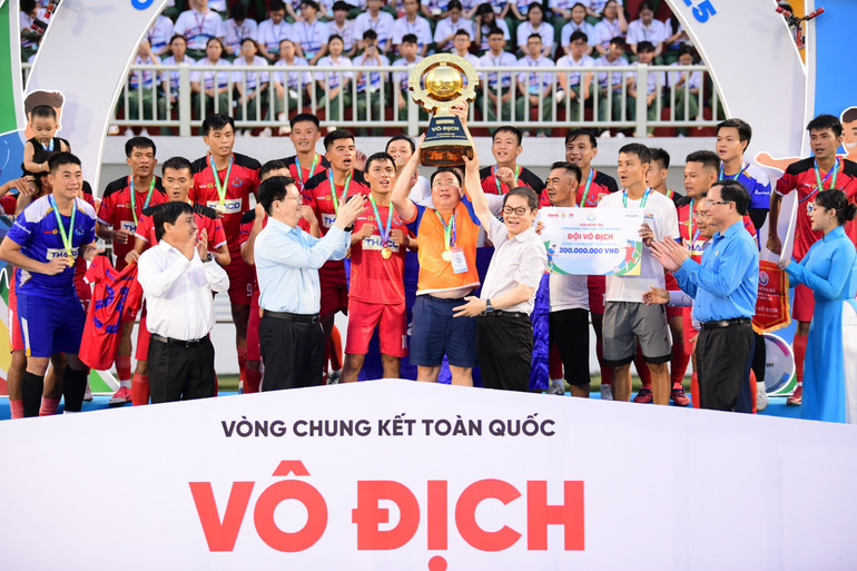 마이 반 친 부총리와 각 단위 및 기업 지도자들은 Sacombank 노동조합 축구팀의 챔피언십 우승을 축하했습니다(사진: QUANG DINH) 12fded8486d50a8b53c4.jpg