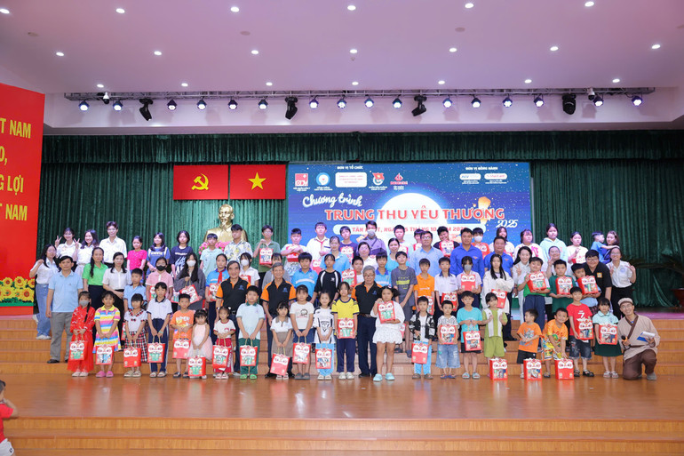 Ban tổ chức trao quà Trung thu cho các trẻ em tham gia chương trình. 2871089063650339759.jpg