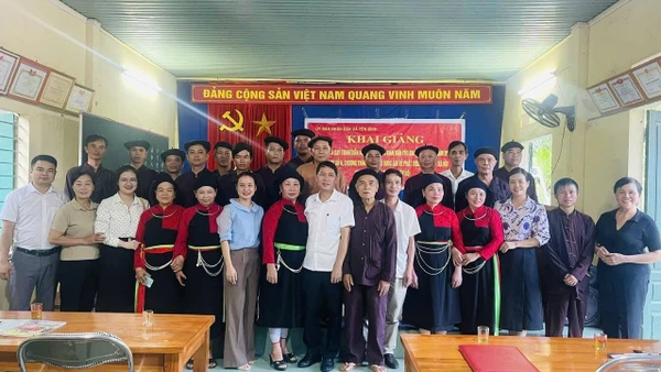 Giảng viên và các học viên tại lớp truyền dạy lĩnh vực văn hóa phi vật thể dân tộc Cao Lan