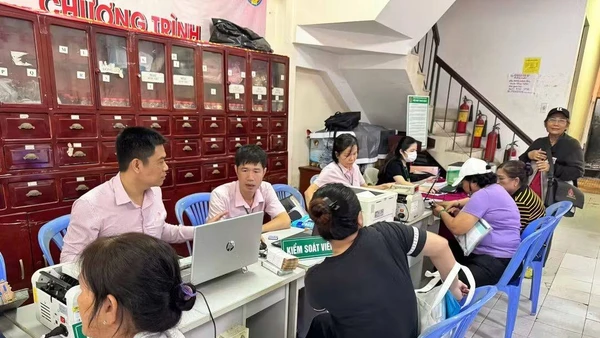 Ngân hàng Chính sách xã hội Bình Đông giải ngân cho các hộ dân, góp phần hỗ trợ giảm nghèo, giải quyết việc làm. 