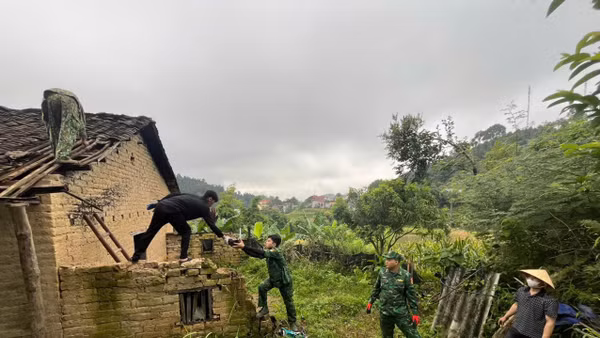 Cán bộ chiến sĩ biên phòng giúp đỡ xây sửa nhà cho người dân.