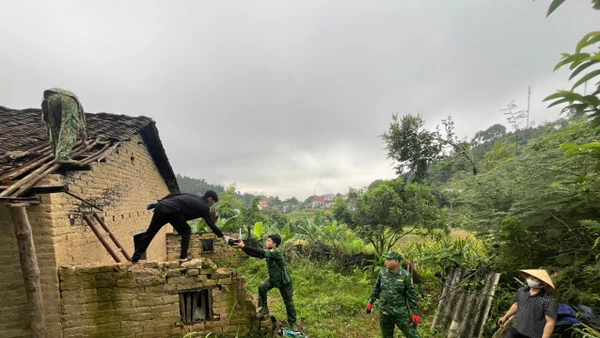 Cán bộ chiến sĩ biên phòng giúp đỡ xây sửa nhà cho người dân.