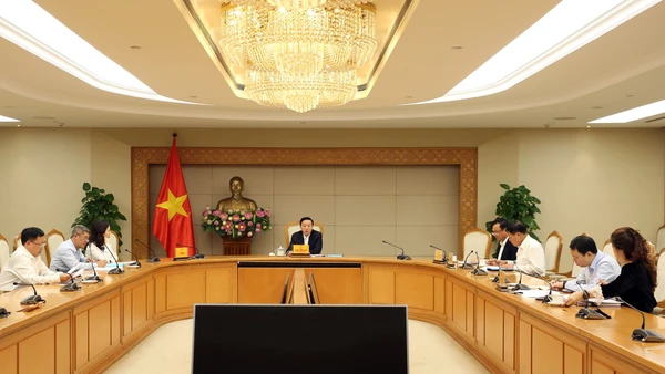 Phó Thủ tướng Trần Hồng Hà làm việc với Bộ Nông nghiệp và Môi trường và các bộ, ngành liên quan về Dự án Nghị định chuẩn nghèo đa chiều quốc gia giai đoạn 2026-2030. Ảnh VGP