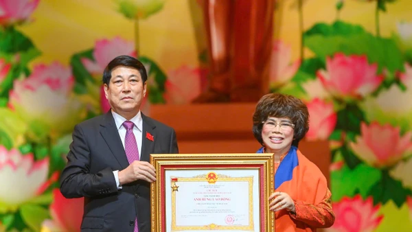 Anh hùng Lao động, Nhà sáng lập Tập đoàn TH Thái Hương đón nhận danh hiệu Anh hùng Lao động do Chủ tịch nước trao tặng cho tập thể Tập đoàn TH, với đại diện hạt nhân là Công ty Cổ phần Thực phẩm sữa TH.