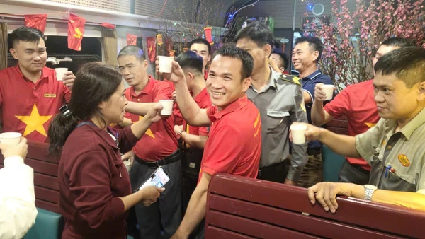 Không khí đón giao thừa vui tươi trên tàu.