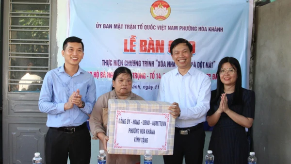 Bàn giao nhà trong Chương trình xóa nhà tạm, nhà dột nát.