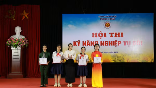 Hiệu trưởng Trường Lê Duẩn Nguyễn Thị Mai Hương trao giải Hội thi Kỹ năng nghiệp vụ Đội
