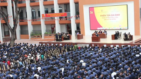 Đông đảo học sinh xem phiên toà giả định.