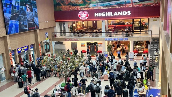 Những ngày Tết Bính Ngọ, lượng hành khách đi tàu tại Ga Sài Gòn tăng mạnh.