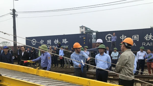 Lãnh đạo Tổng công ty Đường sắt Việt Nam thị sát tạị buổi diễn tập công tác khắc phục hậu quả bão lũ tại ga Yên Viên.