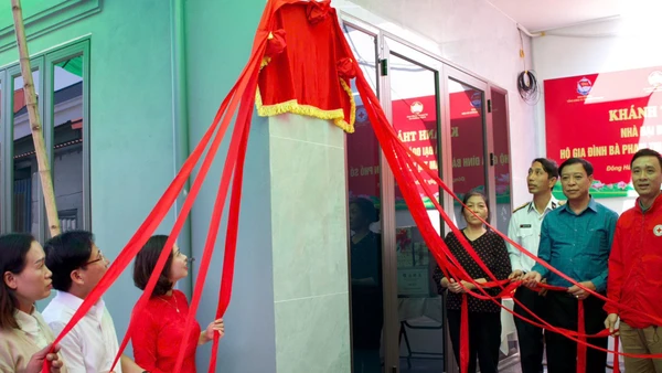 Ủy ban MTTQ Việt Nam phường Đông Hải tổ chức Lễ khánh thành và bàn giao nhà “Đại đoàn kết” cho gia đình bà Phạm Thị Yêu- hộ gia đình thuộc diện đặc biệt khó khăn.