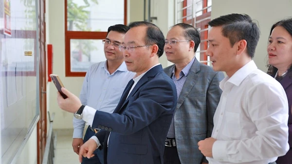 Tổ giám sát số 1 thuộc Đoàn giám sát Hội đồng nhân dân tỉnh Bắc Ninh giám sát công tác chuẩn bị bầu cử đại biểu Quốc hội khóa XVI và đại biểu Hội đồng nhân dân các cấp nhiệm kỳ 2026 - 2031 tại phường Tân Tiến, ngày 25/2. 