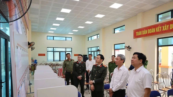 Lãnh đạo xã Gia Viễn kiểm tra công tác chuẩn bị bầu cử trên địa bàn xã.