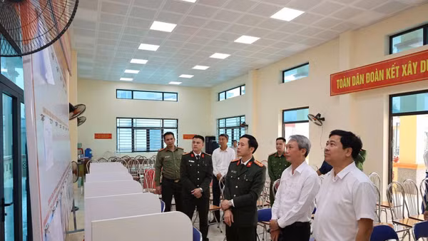 Lãnh đạo xã Gia Viễn kiểm tra công tác chuẩn bị bầu cử trên địa bàn xã.