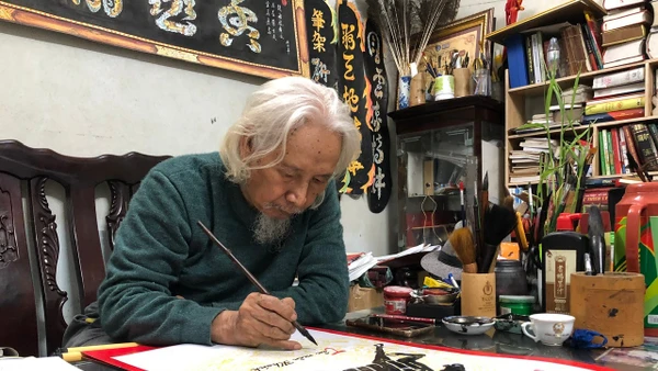 Nhà thư pháp Lê Thiên Lý viết thư pháp chữ Bính Ngọ hình linh vật ngựa.