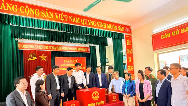 Đoàn giám sát, kiểm tra của Ủy ban Thường vụ Quốc hội và Hội đồng Bầu cử Quốc gia kiểm tra thực tế công tác chuẩn bị tại khu vực bỏ phiếu thuộc phường Nam Hoa Lư.