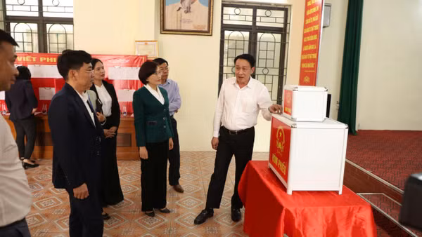 Đoàn kiểm tra của tỉnh Hưng Yên kiểm tra công tác bầu cử tại phường Mỹ Hào.
