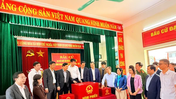 Đoàn giám sát, kiểm tra của Ủy ban Thường vụ Quốc hội và Hội đồng Bầu cử Quốc gia kiểm tra thực tế công tác chuẩn bị tại khu vực bỏ phiếu thuộc phường Nam Hoa Lư.