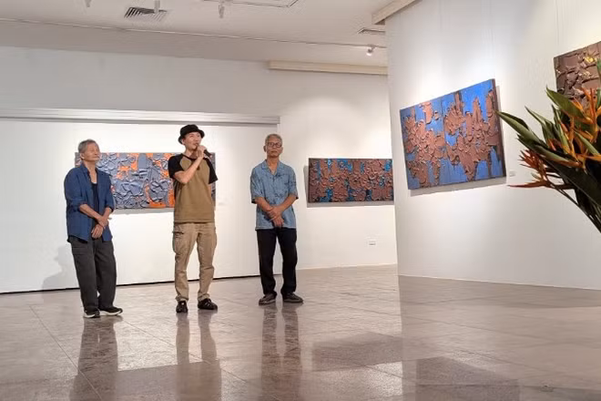 Họa sĩ Trần Lê Nam (bên phải) tại lễ khai mạc triển lãm.