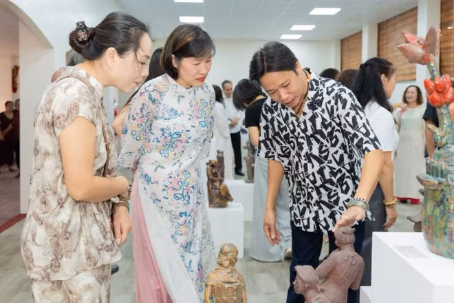 Triển lãm "Ngôn ngữ của đất" đang thu hút đông đảo nghệ sĩ và công chúng.