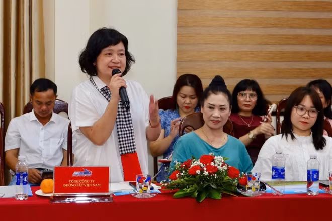 Tiến sĩ Giáo dục, nhà thơ Nguyễn Thụy Anh chia sẻ tại cuộc tọa đàm với ngành đường sắt.