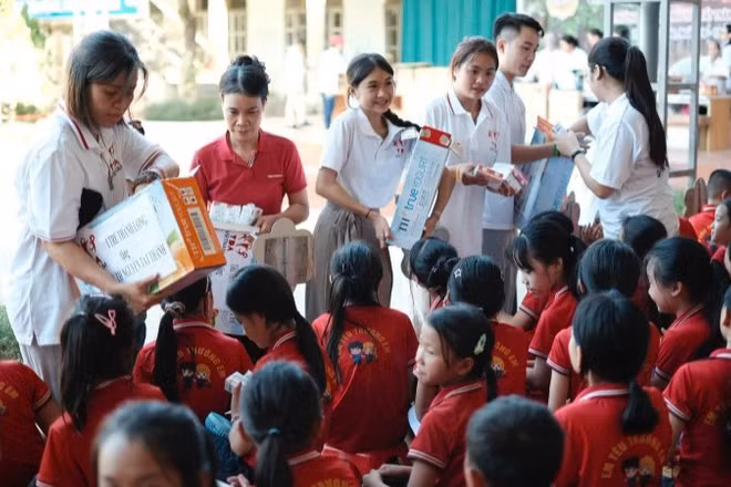 Quà tặng thiết thực được trao cho học sinh các trường học khó khăn ở xã Vị Xuyên (Tuyên Quang).
