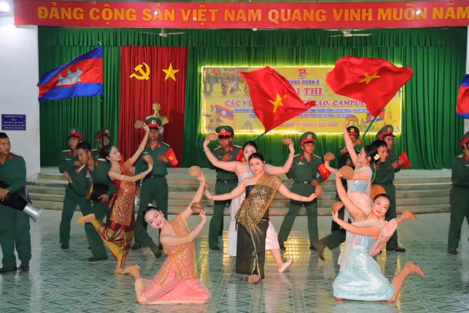 Bộ đội và nữ thanh niên đơn vị kết nghĩa thể hiện điệu múa nước bạn.
