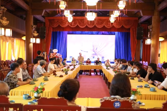 Quang cảnh lễ khai mạc triển lãm gốm "Sắc hạ 2026".