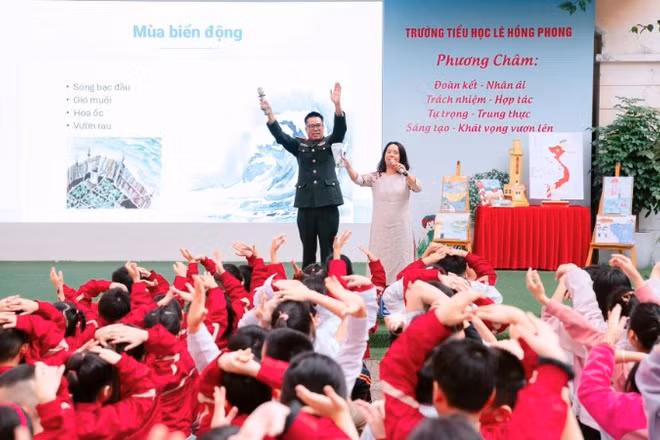 Thượng tá, nhà văn Nguyễn Xuân Thủy giao lưu cùng các em học sinh.