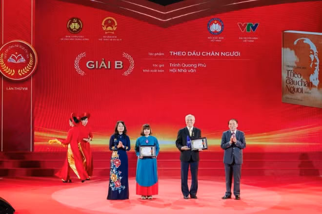 Đại diện Nhà xuất bản Hội Nhà văn và Giáo sư Trình Quang Phú nhận giải B Giải thưởng Sách Quốc gia.