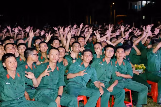 Cán bộ, chiến sĩ Trung đoàn 4 vui tươi, phấn khởi trong đêm giao lưu văn nghệ.