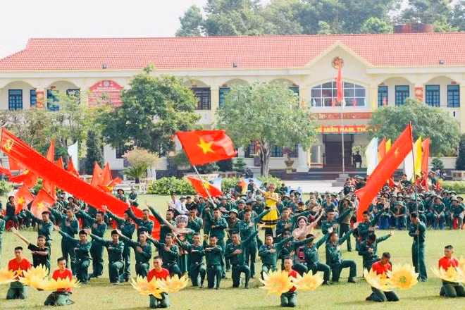 Tiết mục văn nghệ xuất sắc của chiến sĩ mới thể hiện.