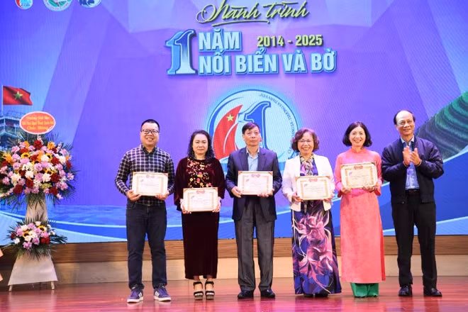 Trao tặng Giấy khen cho các hội viên cá nhân có nhiều đóng góp, trách nhiệm với biển đảo Tổ quốc.
