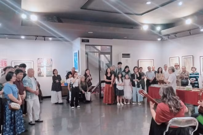 Không gian khai mạc triển lãm thu hút sự quan tâm của giới nghệ sĩ và công chúng.