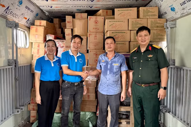 Quà Trung thu được các đơn vị chung tay vận chuyển vào Vùng 5 Hải quân. (Ảnh: Ban Tổ chức)