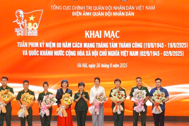 Đại diện Ban tổ chức tặng hoa cho đại diện các đơn vị có phim tham gia Tuần phim.