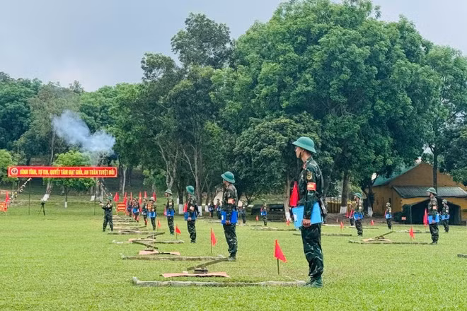 Các văn nghệ sĩ được Quân đoàn 12 tạo điều kiện tốt nhất trong chuyến đi thực tế.