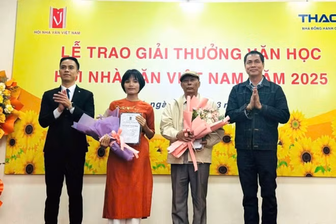 Tác giả Nguyễn Thị Kim Nhung và đại diện cho tác giả Cao Việt Quỳnh (giữa) nhận Giải Tác giả trẻ.