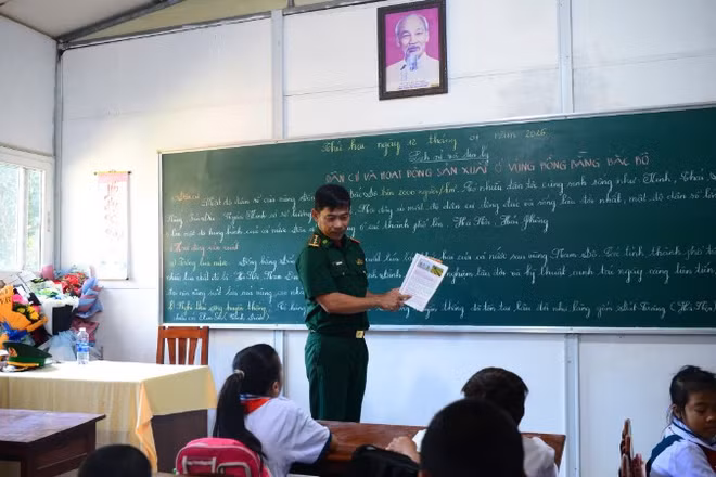 Người lính-người thầy giảng bài cho các em học sinh trên đảo Hòn Chuối.