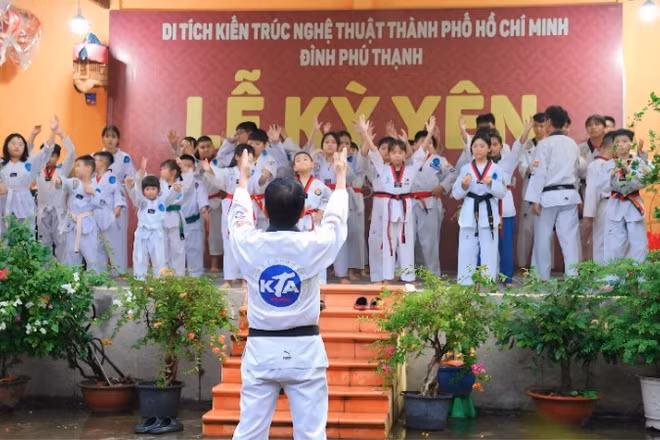 Lớp học võ trên sân đình của võ sư Phạm Đức Thái tạo điều kiện rèn luyện thể chất và tinh thần cho các em nhỏ có hoàn cảnh khó khăn.