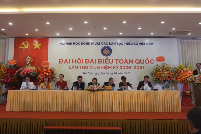 Đoàn Chủ tịch điều hành Đại hội đại biểu toàn quốc lần thứ 7 Hội Văn học nghệ thuật các dân tộc thiểu số Việt Nam. (Ảnh: Hiền Tâm)