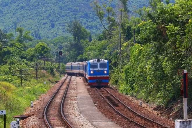 Tàu qua Hải Vân Bắc.